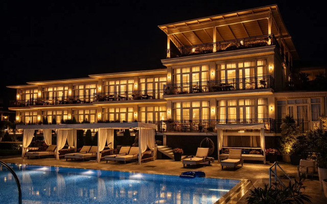 Отель Cromwell White