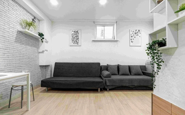 Svetlaya i uyutnaya studiya v Esto-Sadke Flat