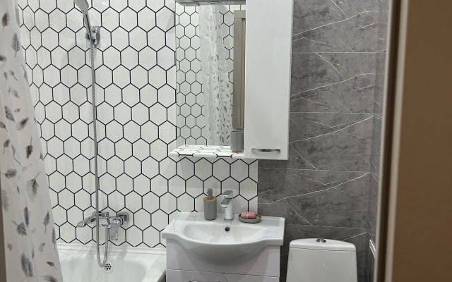 Prostornaya Studiya s Dizaynerskim Remontom Flat