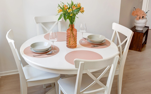 V stile disko u Strelki na Vasilevskom Flat