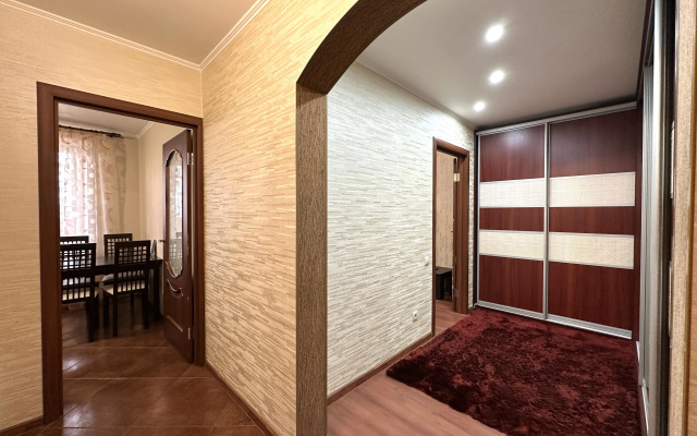 Aktiniya, Ryadom s TTS Mikhaylovskiy Apartments
