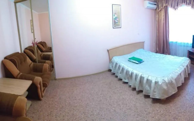 Na Naberezhnoy V Tsentre Goroda Flat