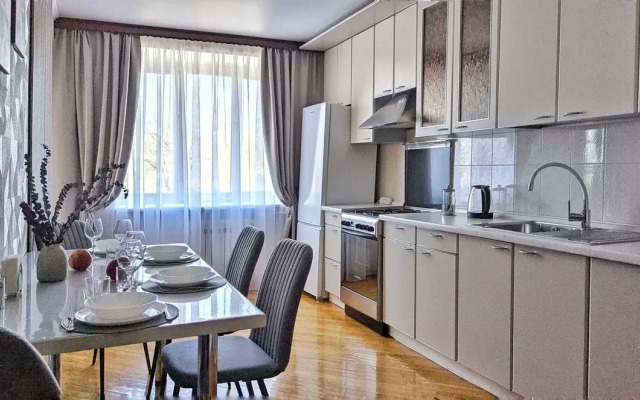 Bolshaya uyutnaya vozle parka flat