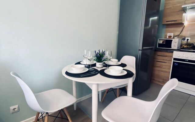 Semejnyie 3h Komnatnyie U Metro Apartments