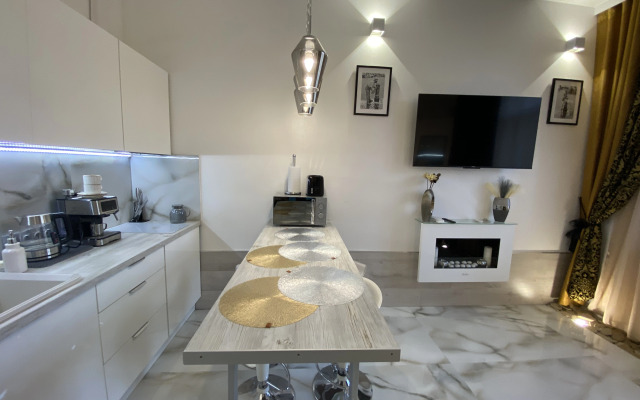 Апартаменты в современном стиле с камином