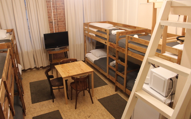 Old Flat Na Sovetskoy Hostel