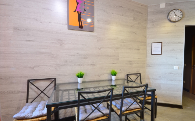 Na Naberezhnoy Na 9 Chelovek Flat