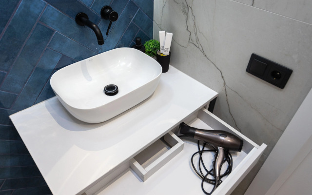 Квартира с Мансардными Окнами и Видом на Море