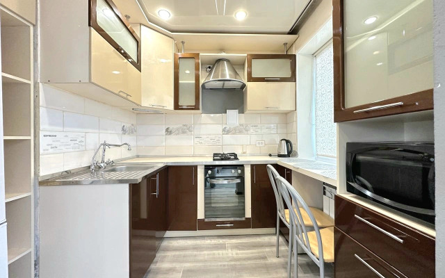 Tryokhkomnatnaya na Proletarskoy Flat