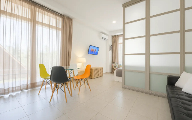 Квартира Студия с витражными окнами с видом на лес и горы