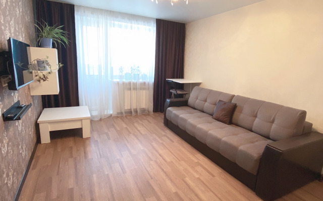 Апартаменты Люкс 2-комнатные Лесная 5 жёлтый нарцисс