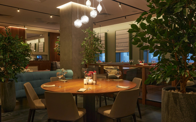 Отель FarFour Inn & Suite