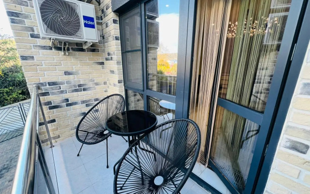 Dvukhurovnevye S Basseynom Na Territorii San-Marino Apartmen