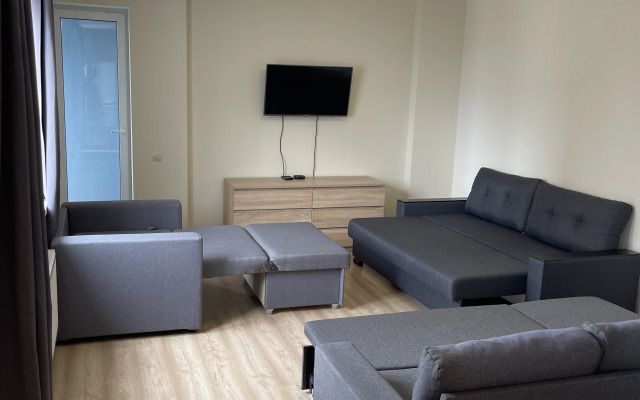 Uyutnaya kvartira s vidom na ozero Flat