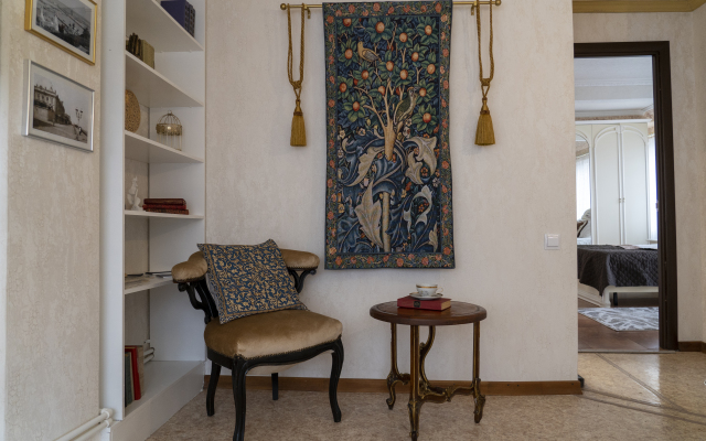 Naprotiv Kremlya Flat
