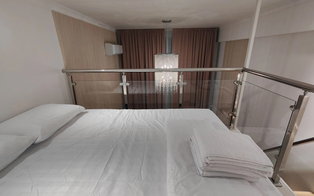 ZenApart s paryaschey  krovat'yu Apartments