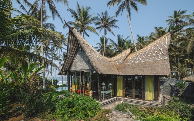 Absolute Beachfront Villa Laut