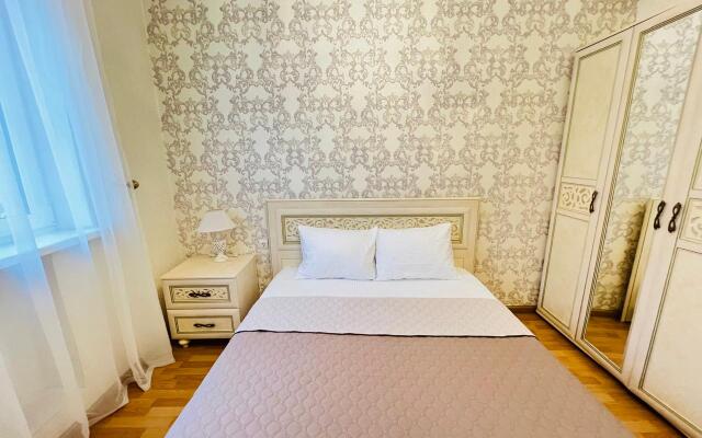 Trekhkomnatniye s Terrasoy i Balkonom Apartments