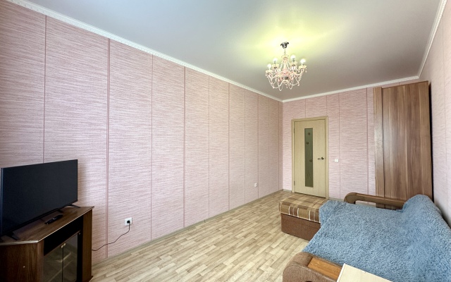 v novostroyke ryadom s khramom Vozneseniya Gospodnya Apartments