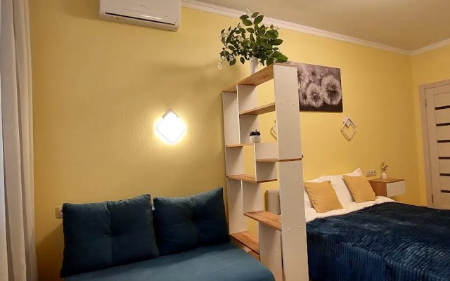 Biznes V Tsvetuschem Dvorike Flat