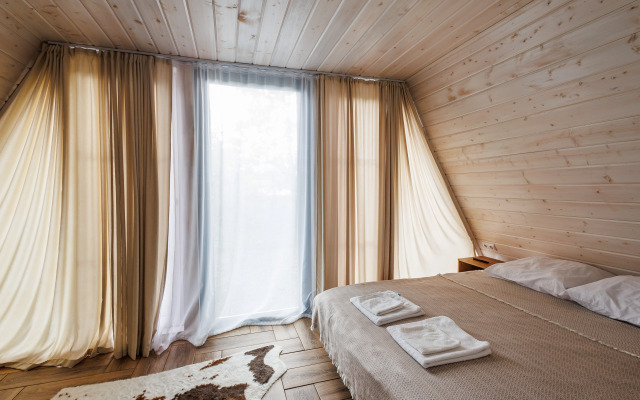 Частный дом А-фрейм в дубовом лесу