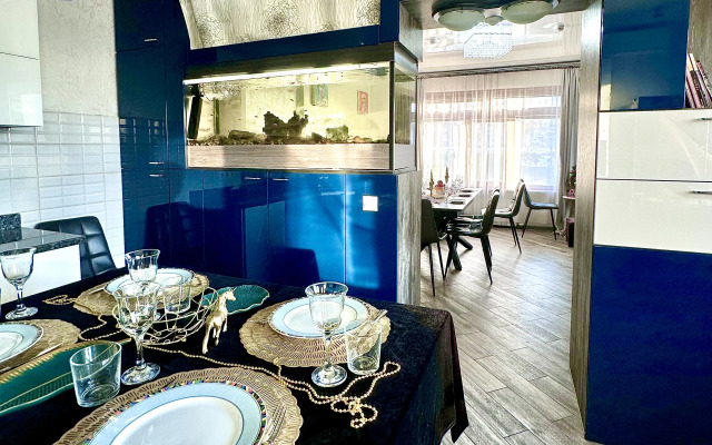 Частный дом с прудом террасами джакузи