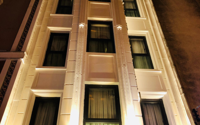 Отель Crowned Hotel