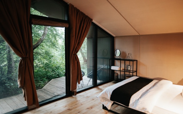 Поляна Глэмпинг, 1-я линия моря (12+)