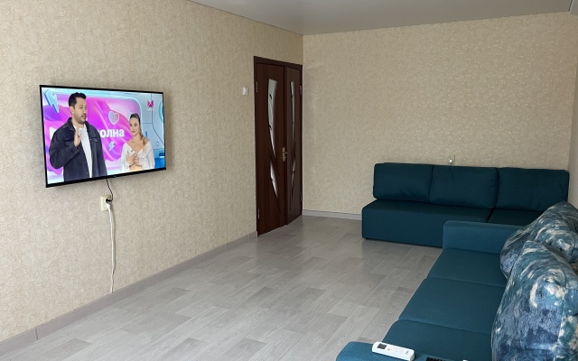 Uyutnaya s panoramnym vidom na gorod u morya Flat