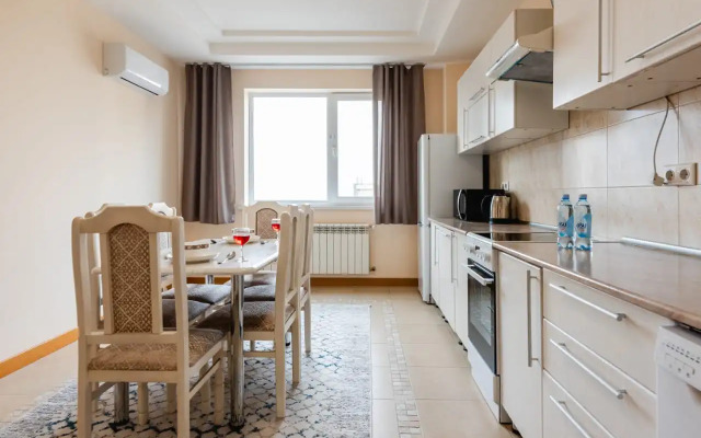 Апартаменты просторные трехкомнатные у ТРЦ MEGA в стиле минимализм