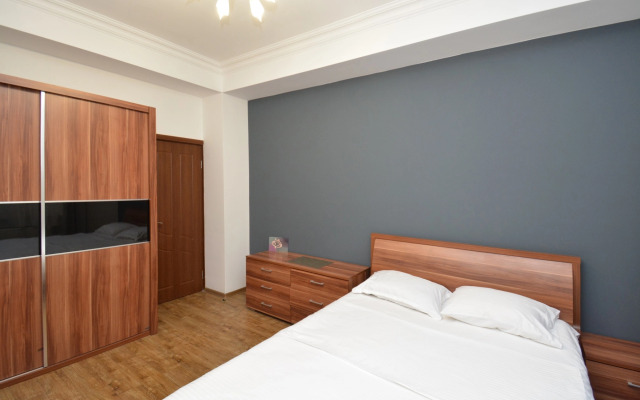 Trekhkomnatnaya Prostornaya na Severnom Prospekte, Hh556 Flat