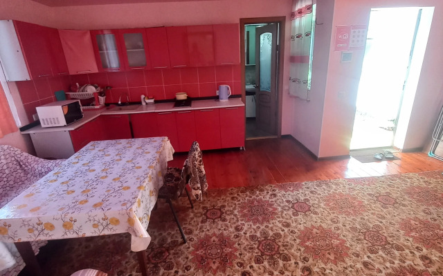 100 M. Ot Khanskogo Dvortsa Flat