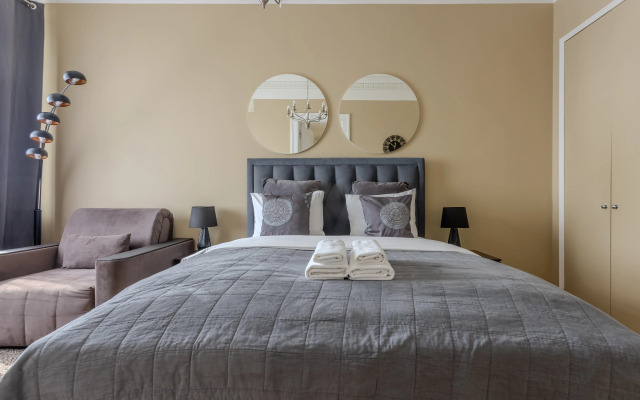 Апартаменты Люкс с Панорамным Видом на Реку: Изба/Котельническая Высотка