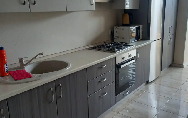 Iz tryokh komnat Flat