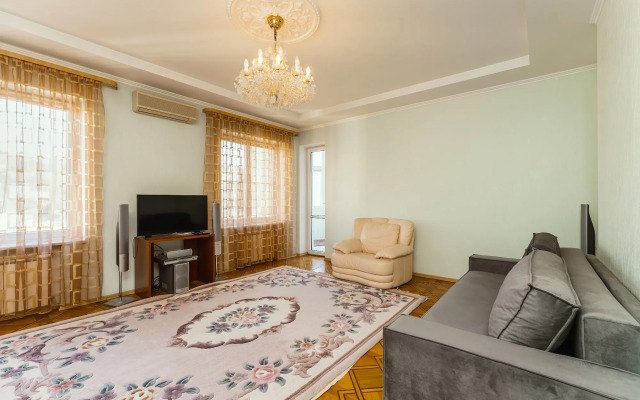 Pyatikomnatnaya V Tsentre Yalty Flat