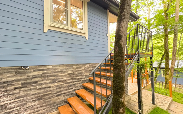 Частный дом с чаном в лесу