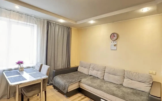Na 9 Etazhe Flat