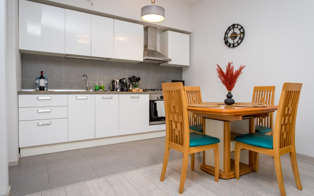 Apartments with a View of the Ferris Wheel and the City