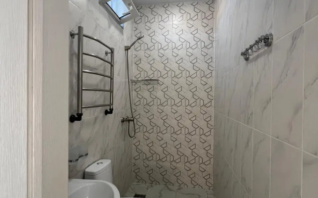 Novaya Studiya v Gostevom Dome v Tsentre Adlera Apartments