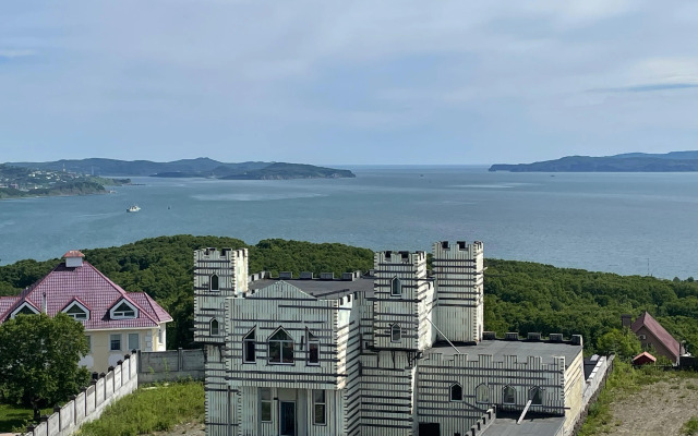 Okeanskie Panoramy. Vid na okean, vulkan, buhtu, gory i gorod Flat