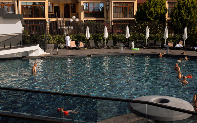 Lenina 217a S Basseynom Hotel