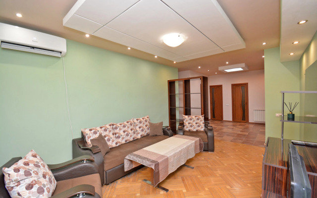 Trekhkomnatnaya v Tsentre Goroda Flat