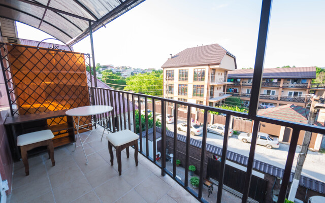 Tikh Hotel Guest House