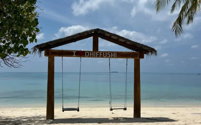 Отель Holiday Home Dhiffushi