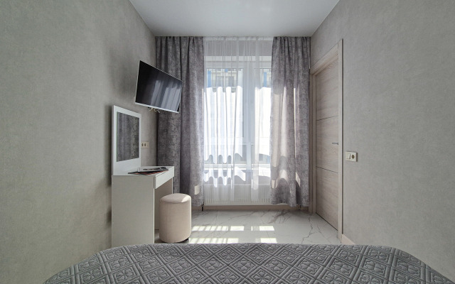S Balkonom v Odnom iz Samykh Zelenykh Rayonov Sochi Flat