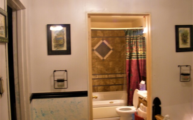 Bob Cinciruk Mini-Hotel