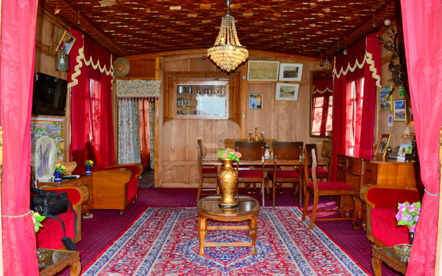 Houseboat Golden Flower Hotel