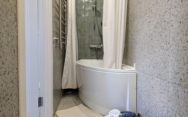 Квартира двухуровневая с видовым балконом в центре Красной Поляны