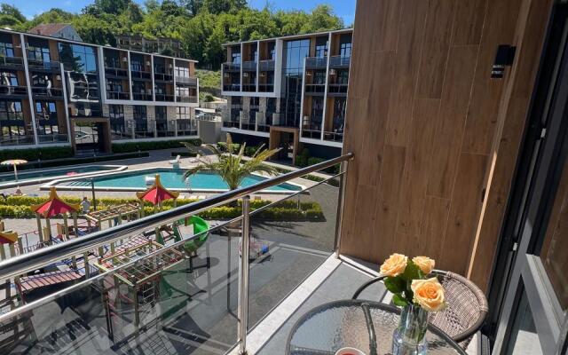 Studiya S Dizaynerskim Remontom S Baseynom I Balkonom Apartaments