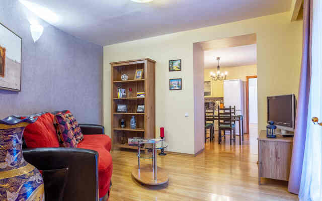 S Saunoy V Samom Tsentre Flat